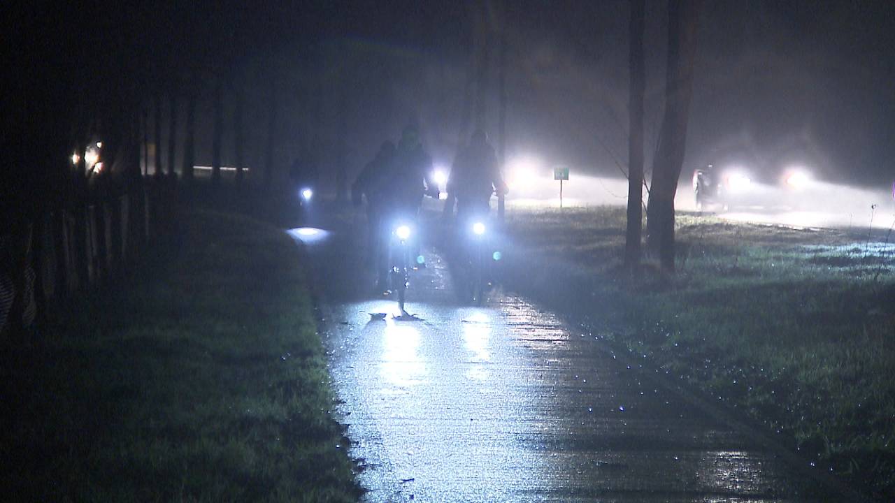 Fietsers in het donker op de provinciale weg tussen Chaam en Breda (foto: Remco de Ruijter).