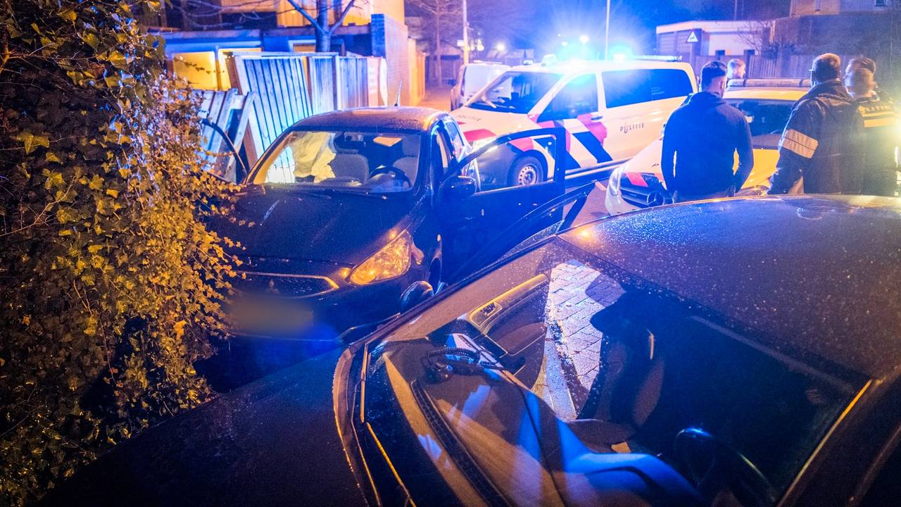 De auto botste tegen een schutting. (Foto: Sem van Rijssel/SQ Vision)