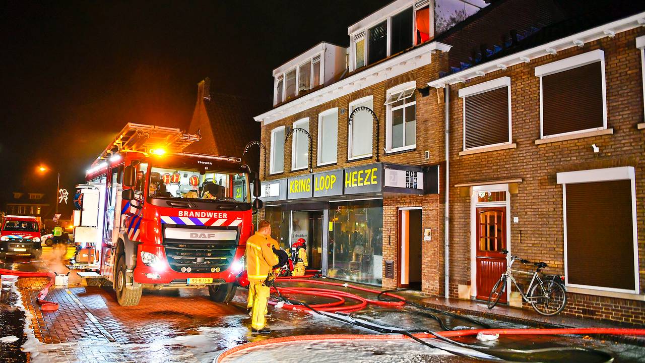 Grote brand bij de kringloopwinkel in Heeze (foto: Rico Vogels).