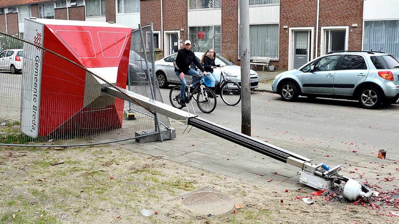 Een vernielde mobiele camera op de Wensel Cobergherstraat in Breda-Noord. (Foto: Erald van der Aa)