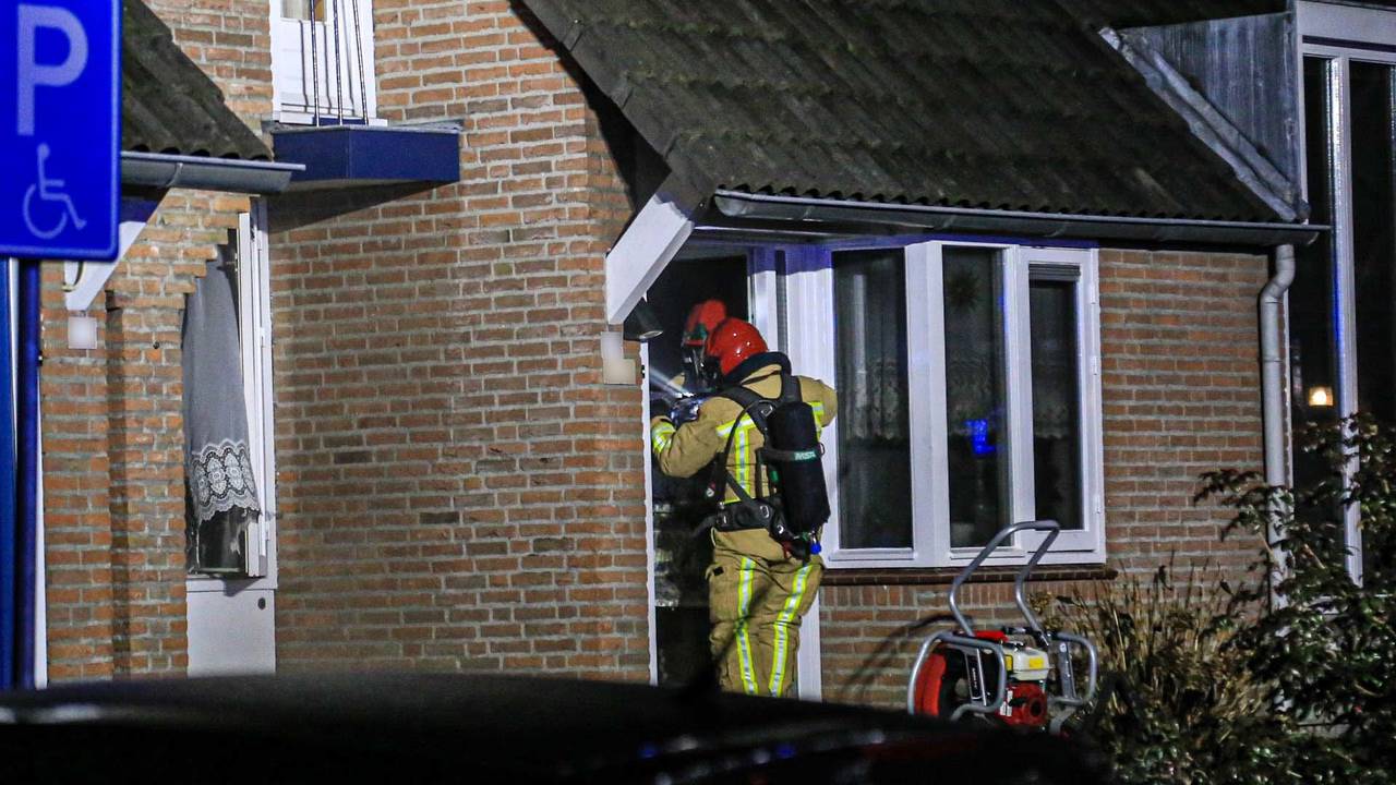 De brandweer had de brand in Gemert snel onder controle. (Foto: Harrie Grijseels)