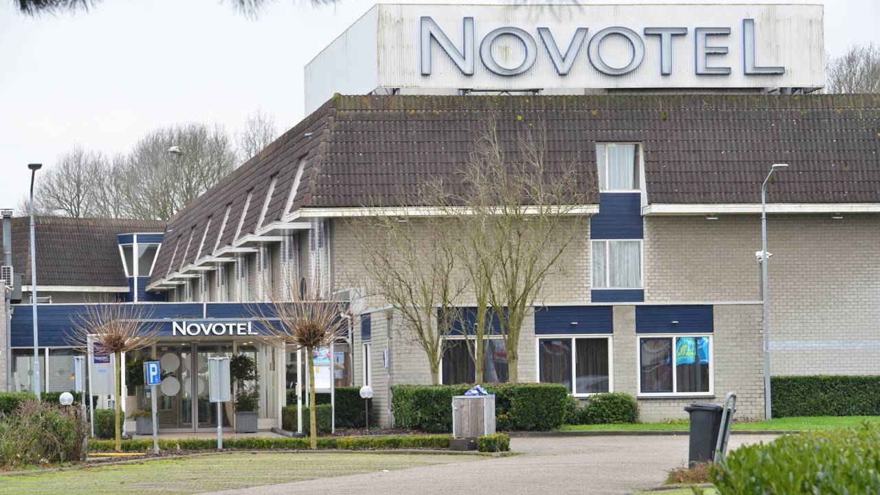 Het elftal werd uit dit hotel gezet. (Foto: Perry Roovers/SQ Vision)