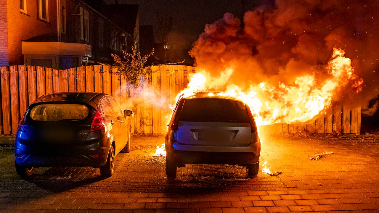 De auto brandde volledig uit (foto: SQ Vision/Marcel van Dorst).