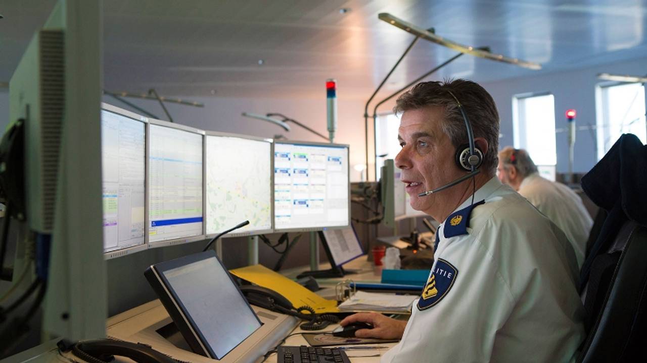 Centralist in de meldkamer (foto: politie)
