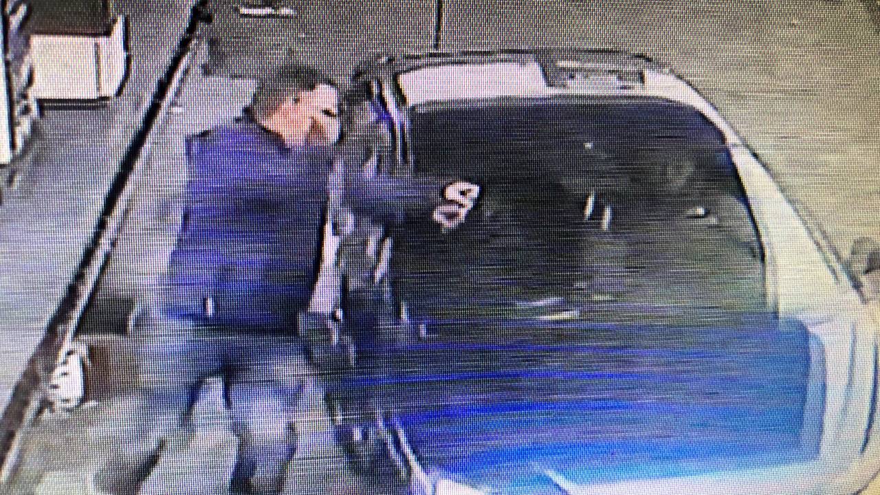 Huub Lemmen valt de doorrijder aan (Bewakingsbeeld)