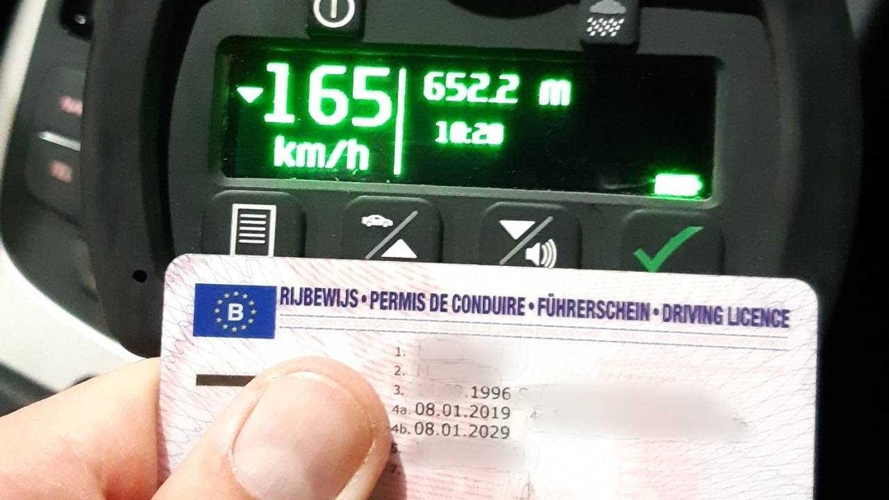 Belg rijdt bijna honderd kilometer per uur te hard (foto: politie Zeeland-West-Brabant)