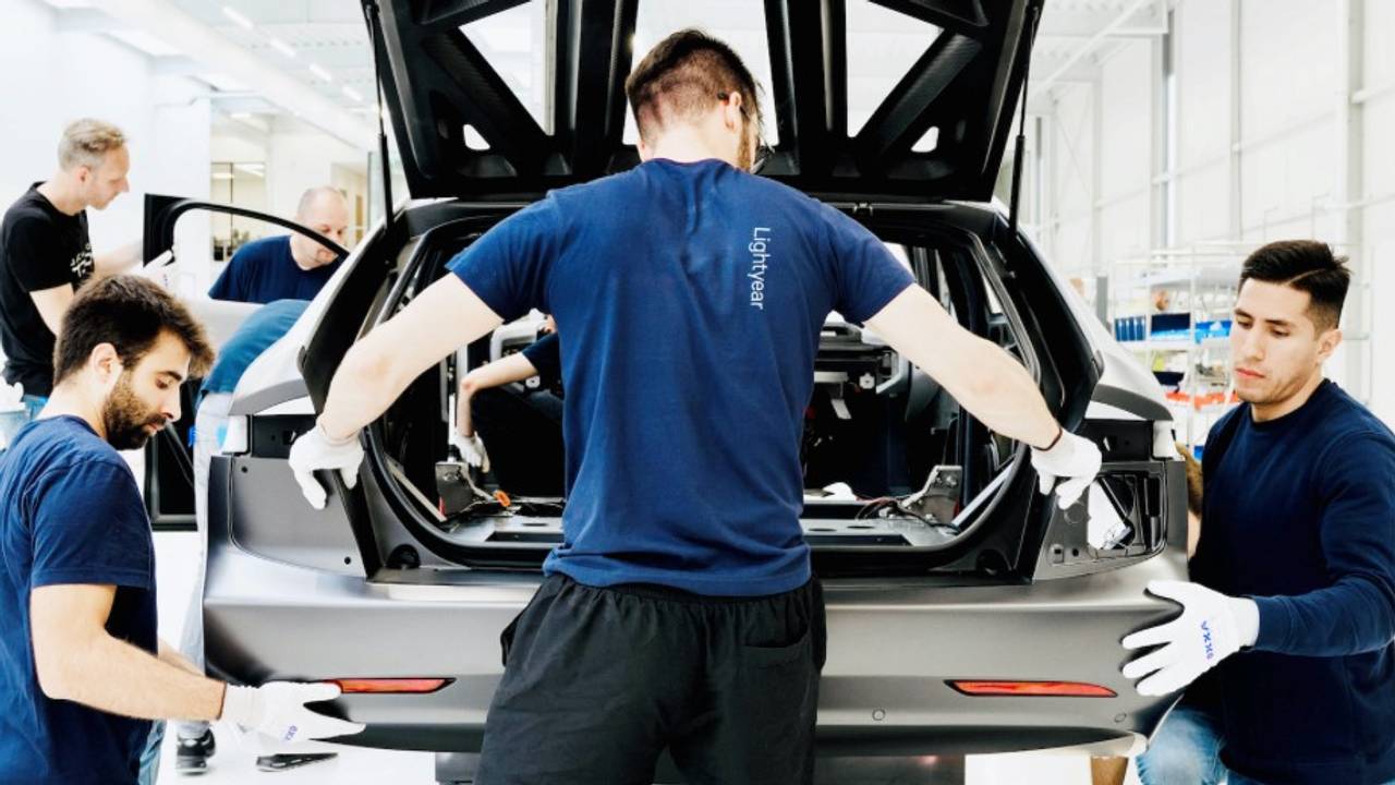 De eerste zonne-auto's rijden volgend jaar op de weg (foto: Lightyear).