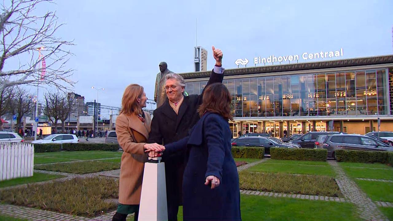 Burgemeester Jorritsma samen met Magdalena Piotrowska (links), Regiodirecteur Zuid bij NS en Wendy de Wild, directeur regio Zuid bij ProRail.