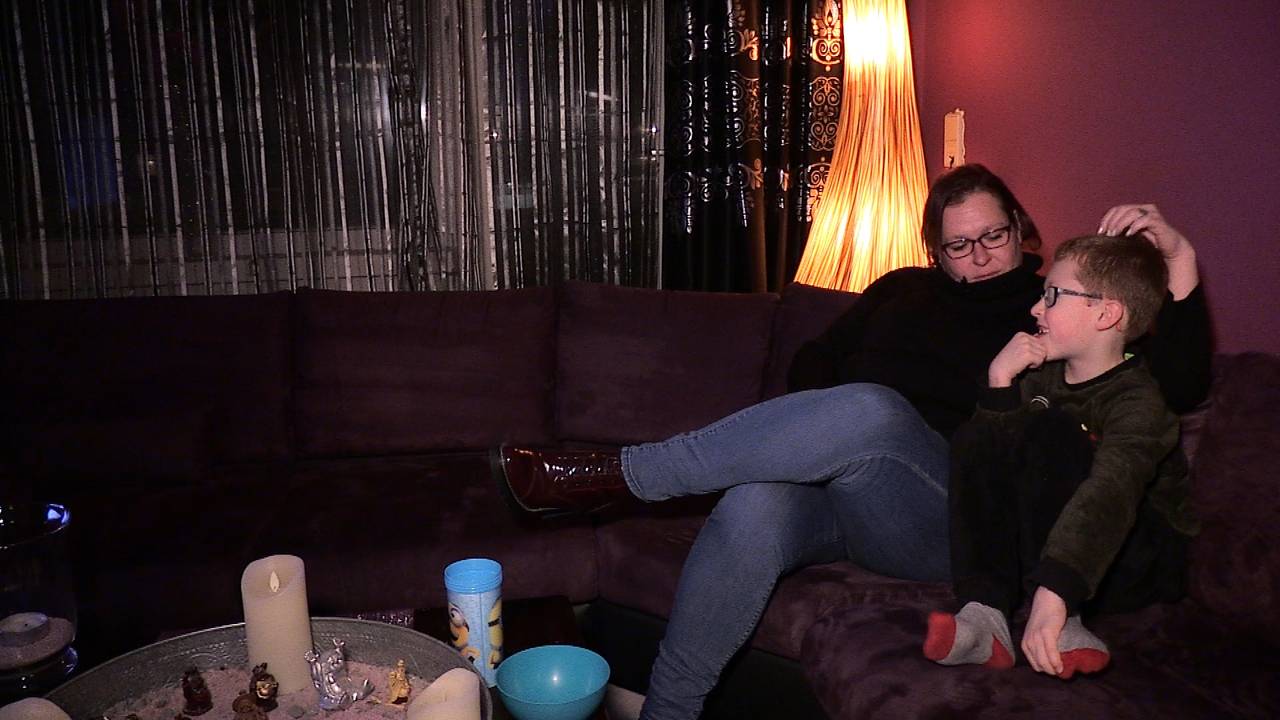 Monique met haar zoon Teun in haar huurhuis in Tilburg. Ze wil graag ruilen voor een eengezinswoning. (foto: Tom van den Oetelaar)