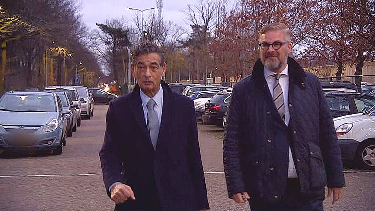 Advocaten Spong en Smeets arriveren bij de gevangenis in Vught.