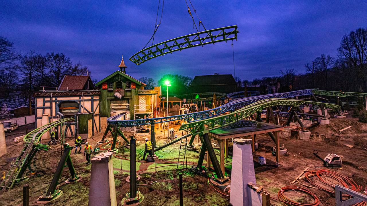 De laatste baandelen van de nieuwe attractie Max& Moritz in de Efteling zijn gelegd. (Foto: Efteling)