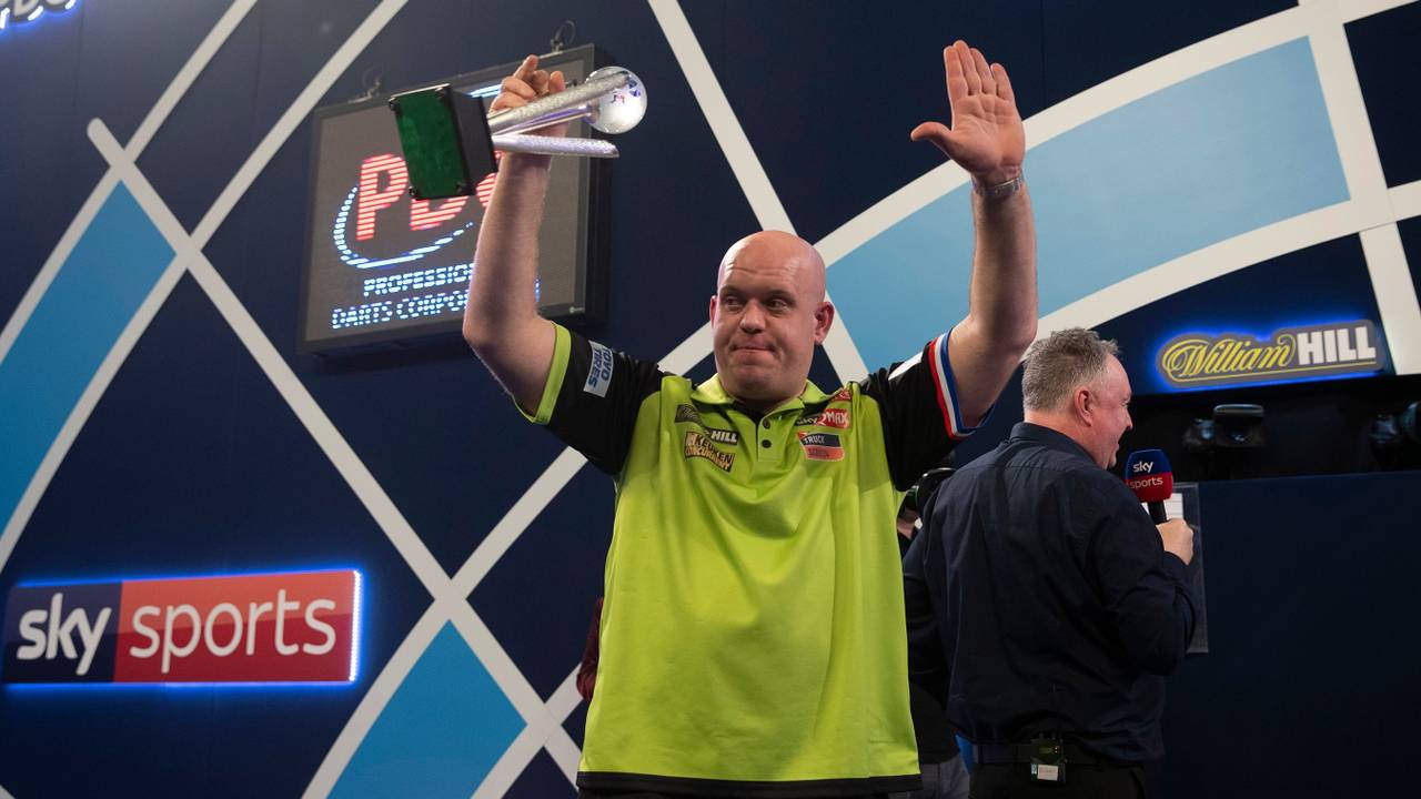 Michael van Gerwen bedankt het publiek na zijn verloren finale (foto: Lawrence Lustig/PDC).