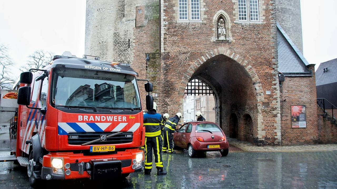 Auto rijdt tegen monumentale Gevangenpoort in Bergen op Zoom (foto: Anthony deCock/De Kort Media).