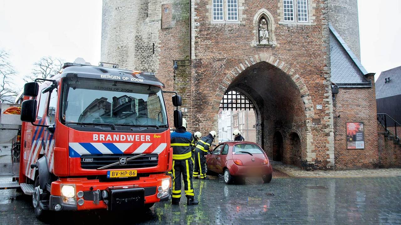 Auto rijdt tegen monumentale Gevangenpoort in Bergen op Zoom. (foto: Anthony deCock/De Kort Media)