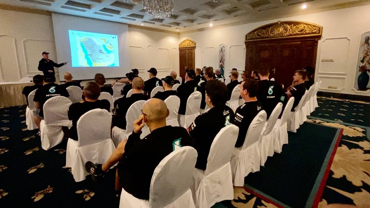 Teambespreking van Team de Rooy (foto: Omroep Brabant).