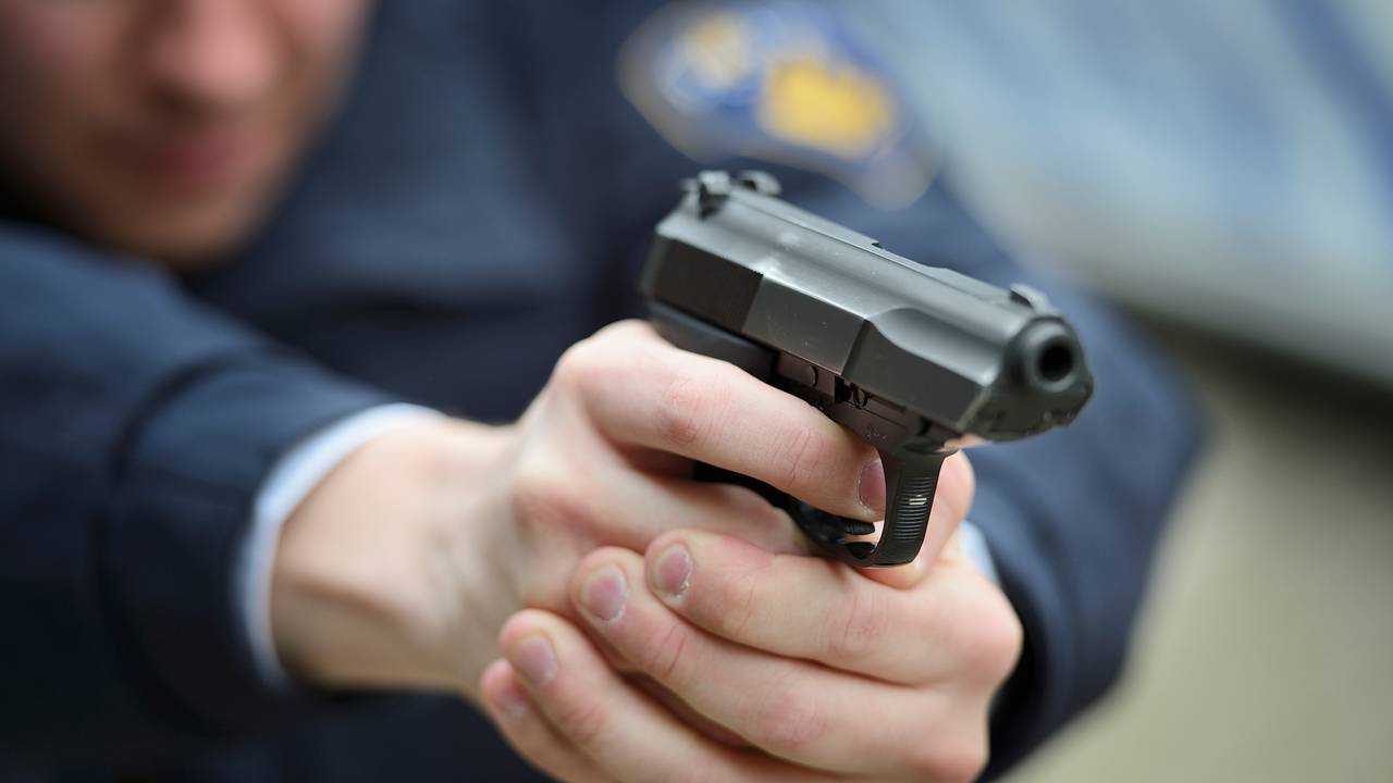 Agenten trokken hun wapens bij de aanhouding. (Archieffoto: ANP Xtra, Lex van Lieshout)