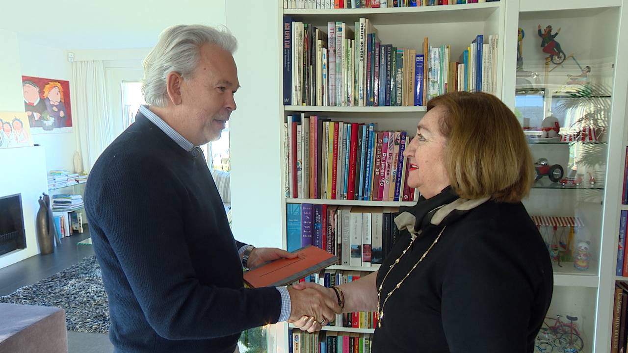 Maarten Smulders heeft het poëziealbum van zijn moeder teruggekregen van Kitty Cuijpers.