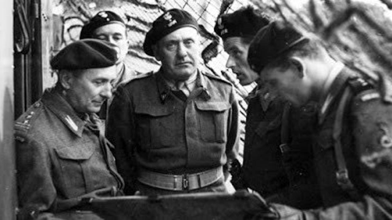 Generaal Maczek (3e links) overlegt in zijn hoofdkwartier