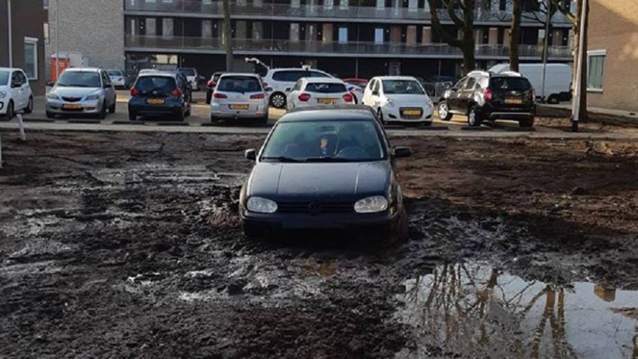 Auto vastgereden in de modder.