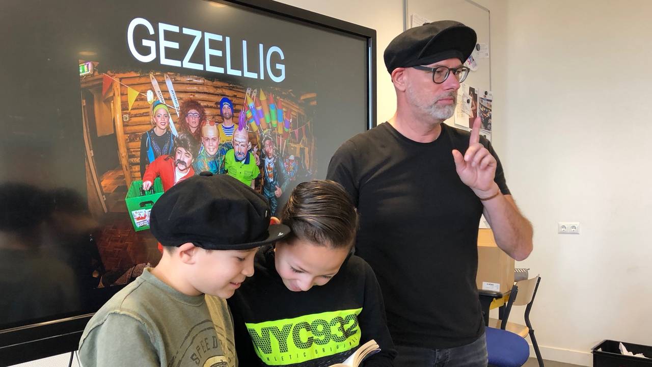 Andy Marcelissen geeft tonpraatles (Foto: René van Hoof)