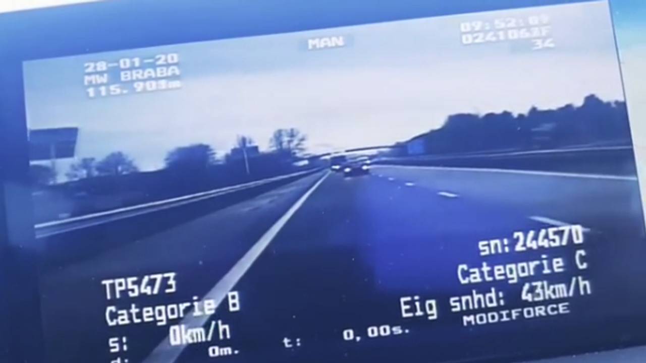 Chauffeur en passagier wisselen van plek tijdens het rijden (foto: Instagram Politie Team Verkeer Zeeland West-Brabant)