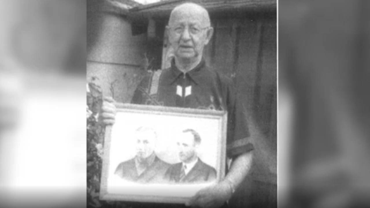 Christ met de foto van zijn broers.