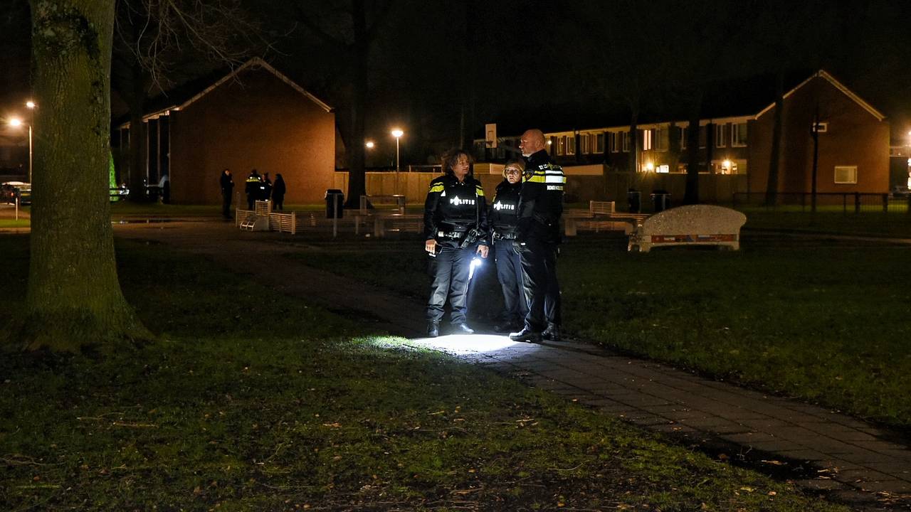 De politie doet na de schietpartij onderzoek rond de Bartokstraat in Tilburg. (Foto: Toby de Kort)
