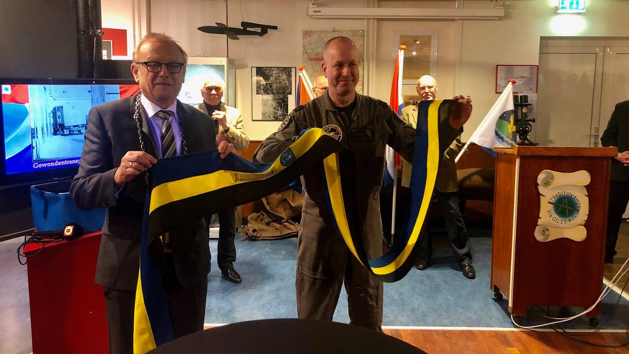 Commandant Adang krijgt de hittewimpel van burgemeester Boelhouwer (foto: Tonnie Vossen)