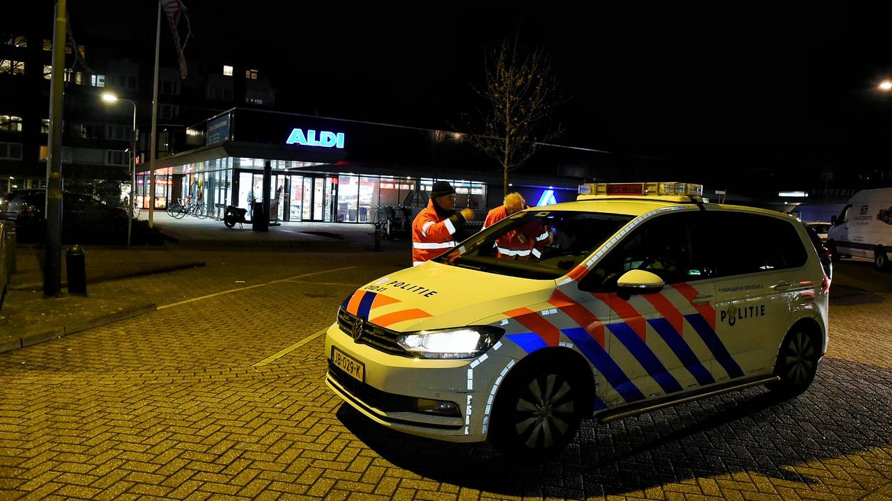De politie doet onderzoek bij de Aldi (Foto: Toby de Kort/SQ Vision)
