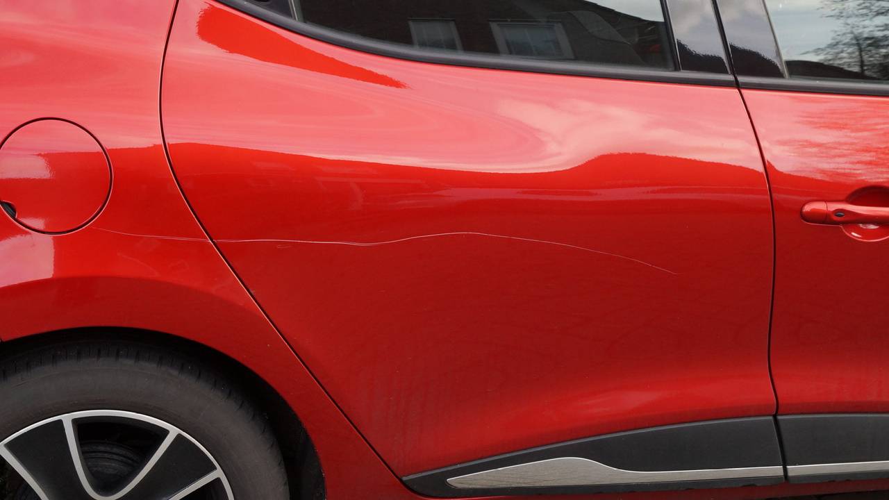 Auto's bekrast in Marga Klompéstraat in Waalwijk (foto: Persbureau Midden Brabant / Anja van Beek).