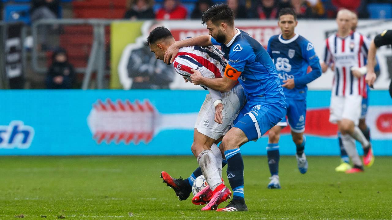 Vangelis Pavlidis in duel met Robin Pröpper (foto: Hollandse Hoogte).