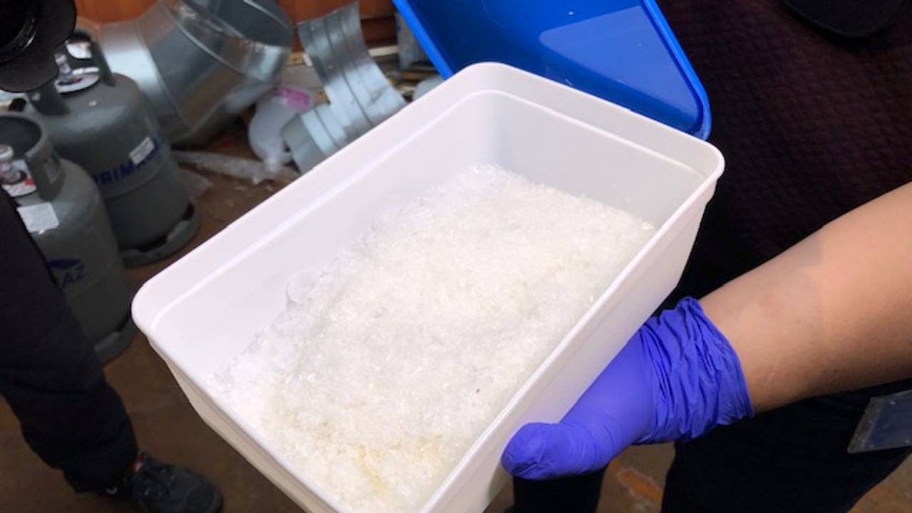 Bakje met voor 60.000 euro crystal meth (foto: Willem-Jan Joachems).