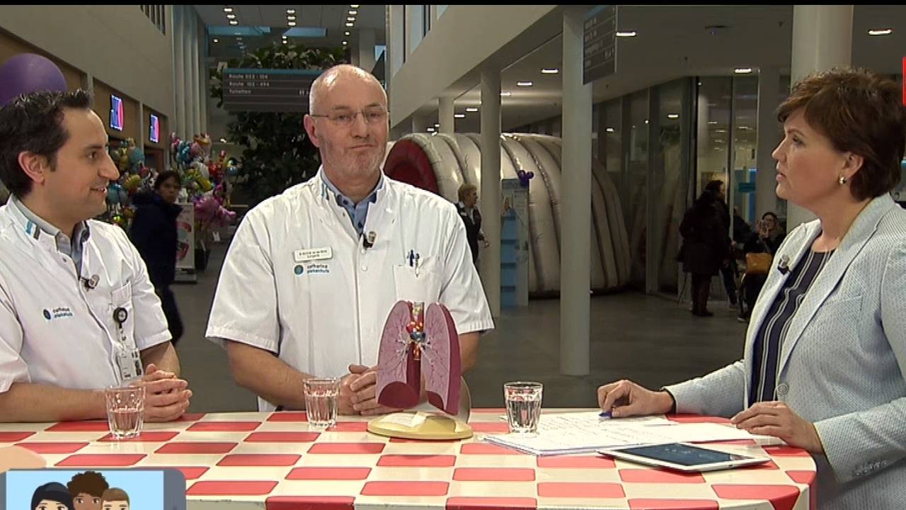 Experts beantwoordden vragen tijdens een van de uitzendingen (foto: Omroep Brabant).