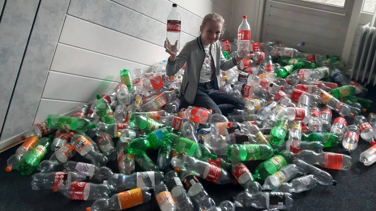 De 10-jarige Jill wil zoveel mogelijk statiegeld ophalen voor de dieren in Australië. (Foto: Charon van Haaren)