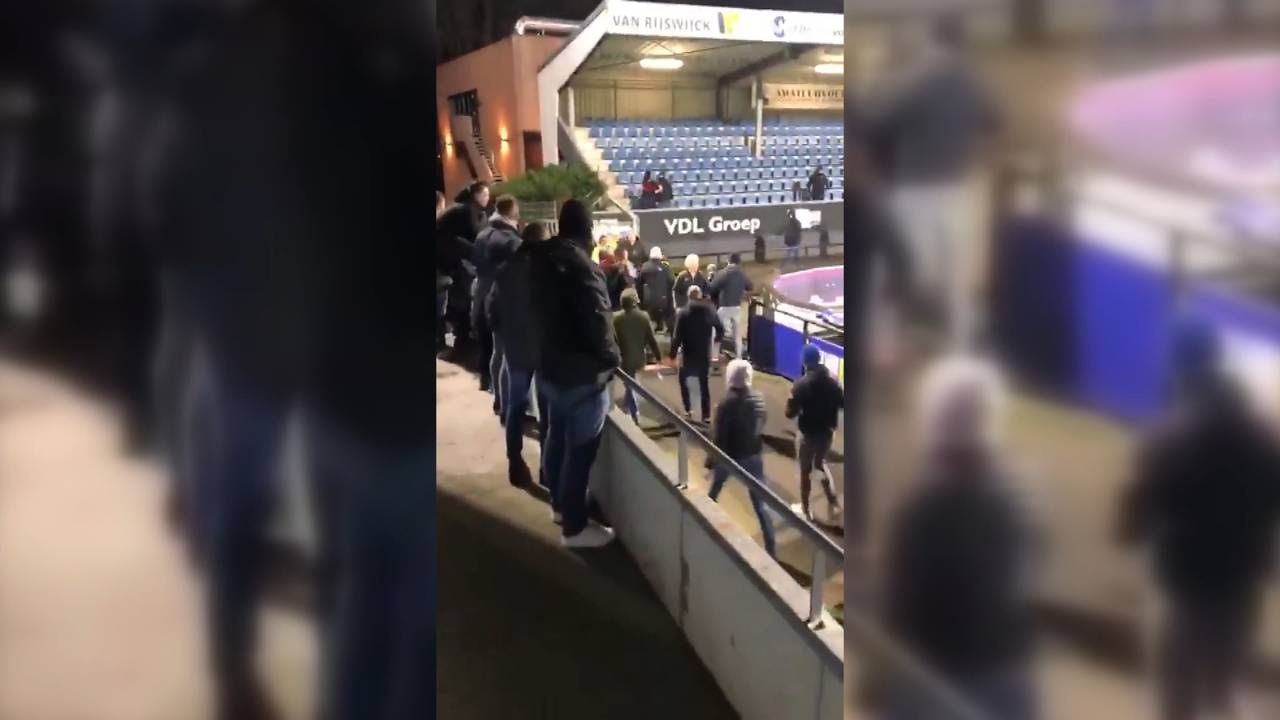 Supportersgroepen op weg naar elkaar, tot een confrontatie kwam het niet (Foto: Twitter).