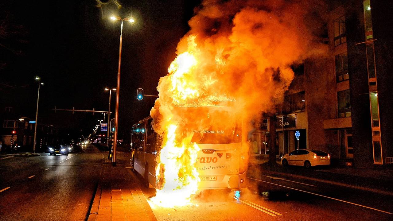 Vlammen slaan uit de bus van Arriva. (foto: Toby de Kort)
