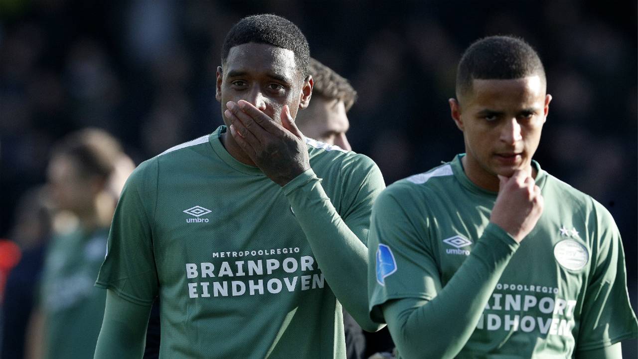 De PSV'ers Pablo Rosario en Mo Ihattaren staan er verslagen bij. (Foto: Hollandse Hoogte)