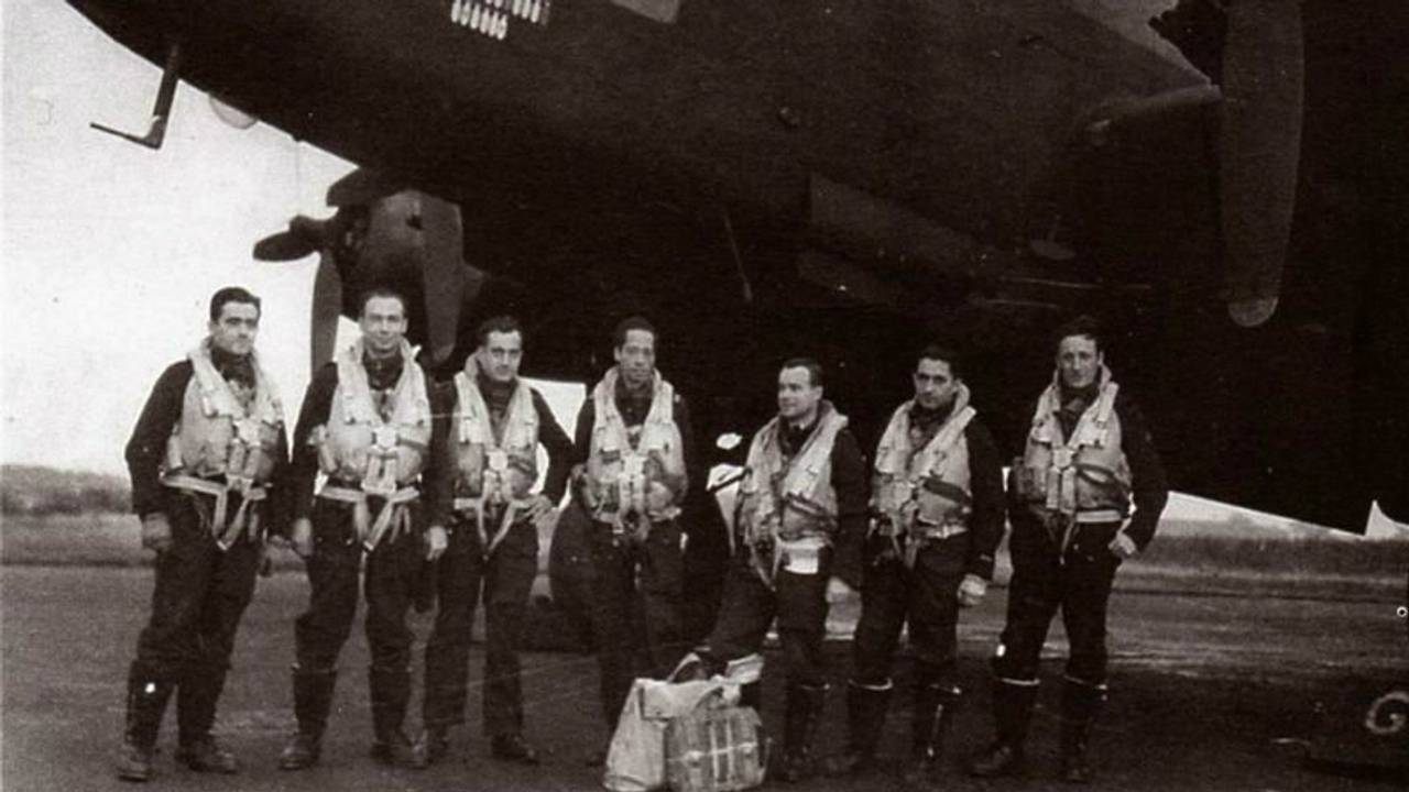 De bemanning van Maurice Bordier bij de Halifax, Maurice is de tweede van links