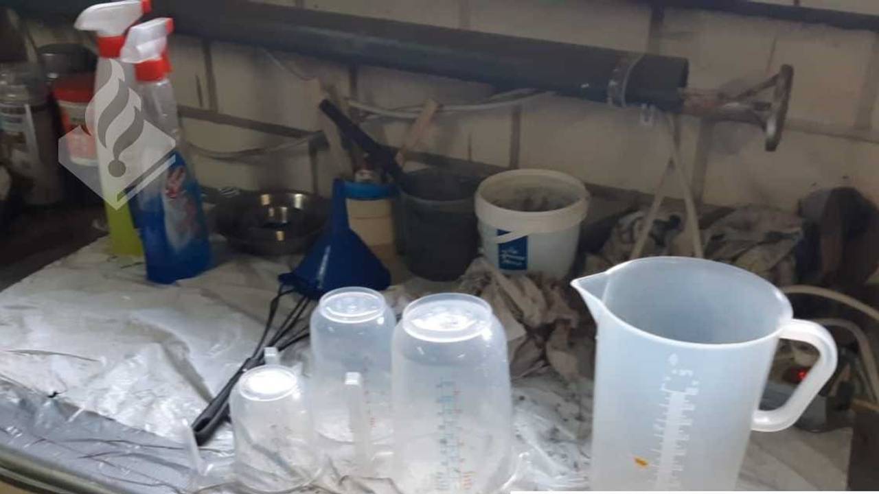 Wat kookgerei dat is gebruikt voor de productie van GHB. (Foto: Politie Roosendaal / Twitter)