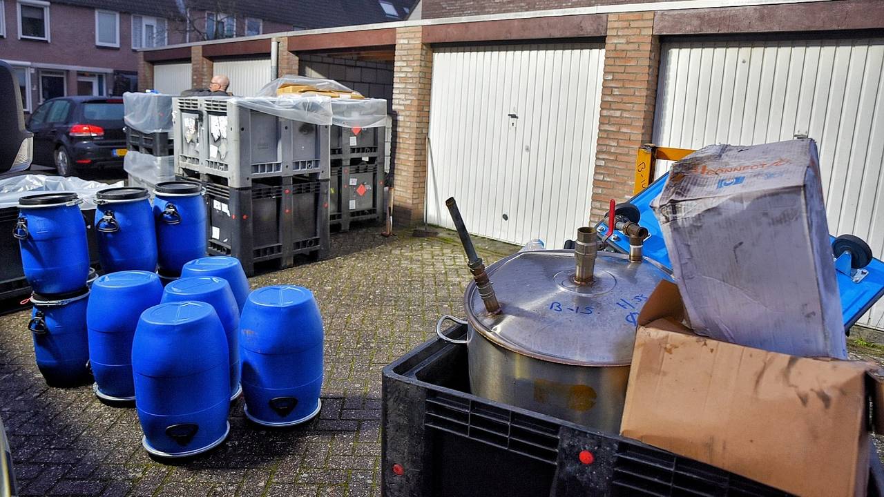 De garagebox stond vol met vaten en jerrycans (Foto: Toby de Kort)