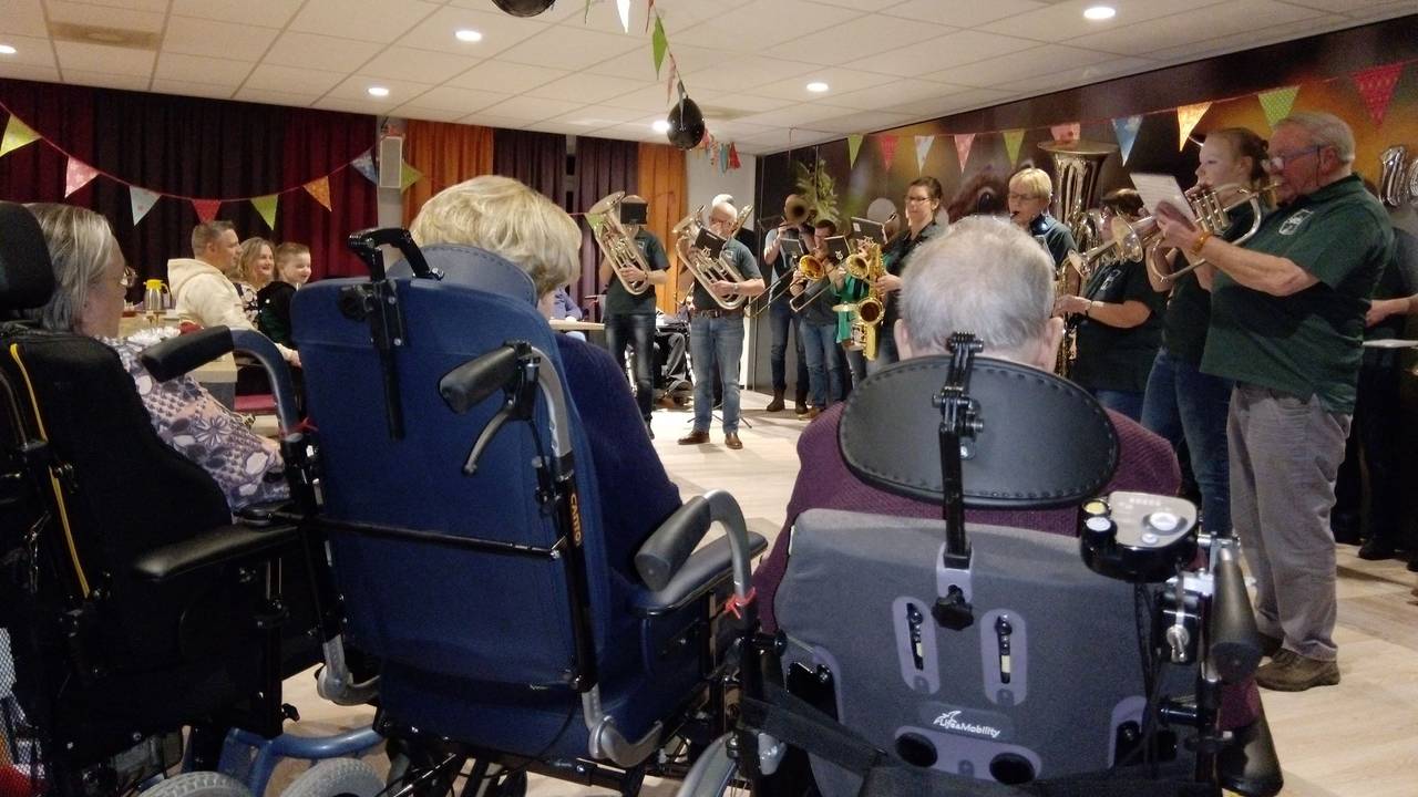 Ollandse blaaskapel treedt op in verzorgingshuis Liduina in Boxtel