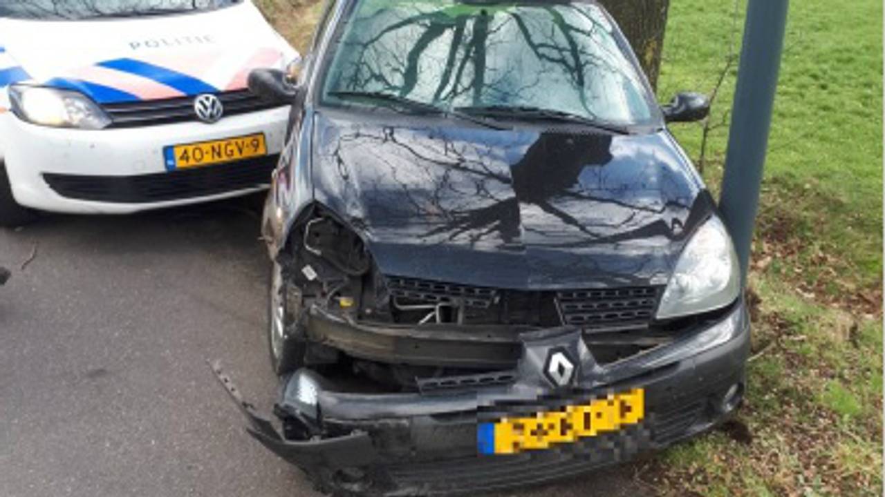 De vluchtauto liep forse schade op. (Foto: Politie Basisteam Peelland/Twitter)