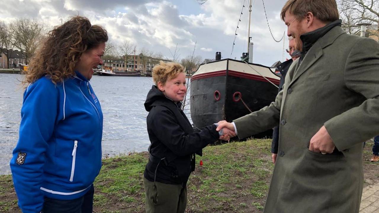 Max van Zon geeft de koning een hand bij de Piushaven (Foto:Tom van den Oetelaar)