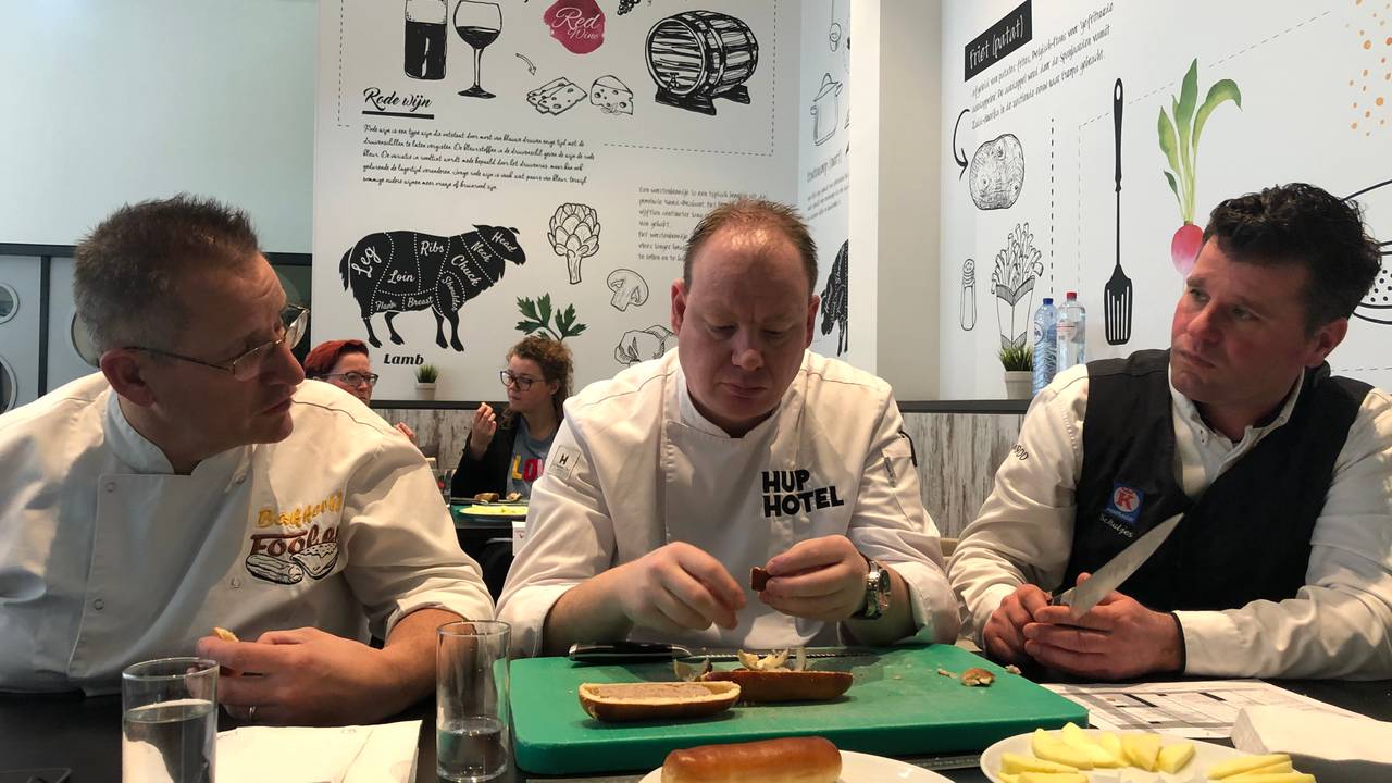 Een strenge maar rechtvaardige jury beoordeelt de worstenbroodjes (Foto: Imke van de Laar)