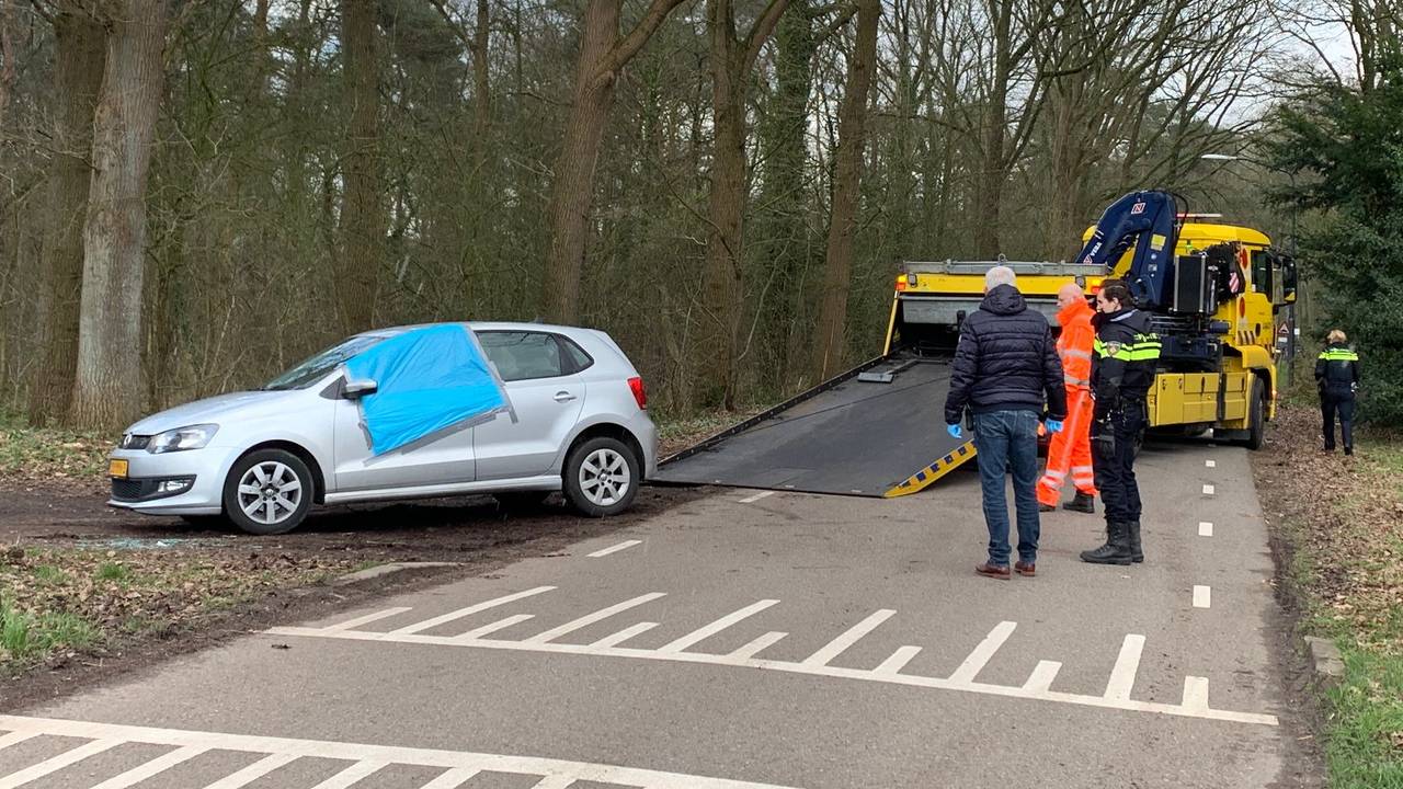 De verdachte werd klemgereden door het arrestatieteam. (Foto: Bart Meesters)