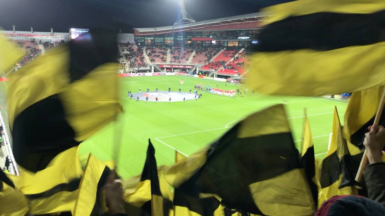 De NAC-supporters vieren feest in het uitvak.