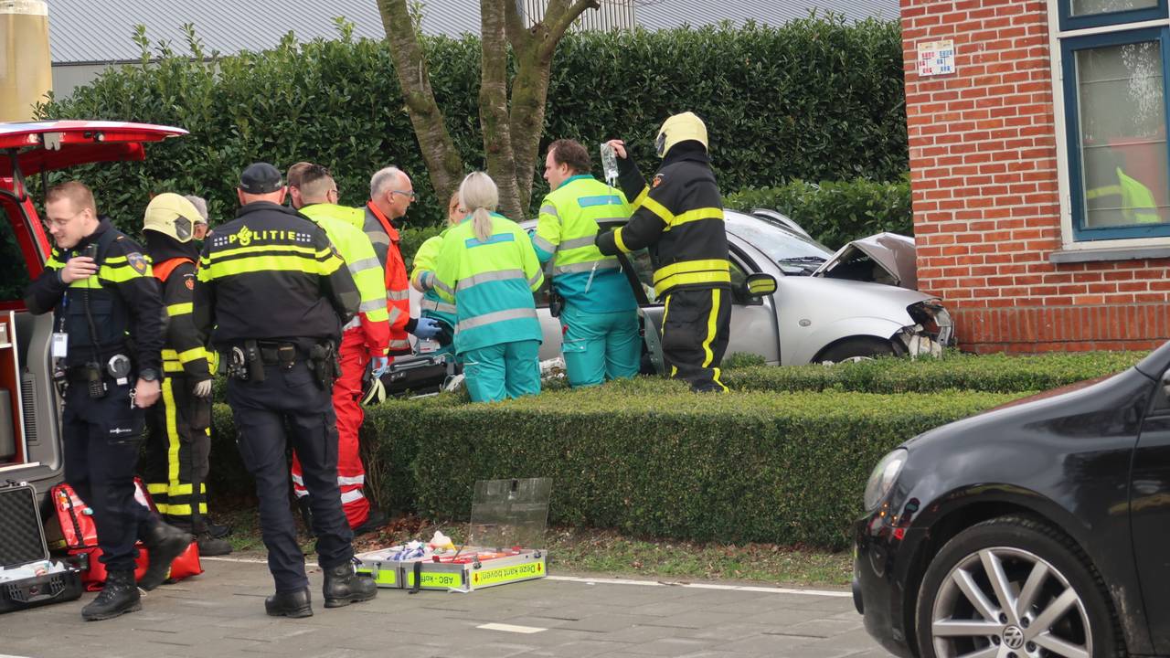 De bestuurster raakte gewond. (Foto: Jeroen Stuve)