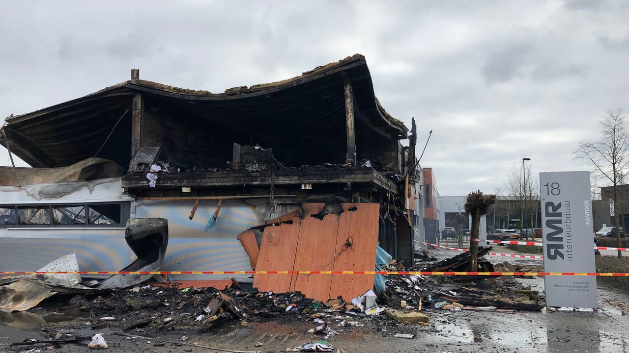 Dit is alles wat er over is na de brand bij RMR Interieurbouw in Moergestel (foto: Imke van de Laar)
