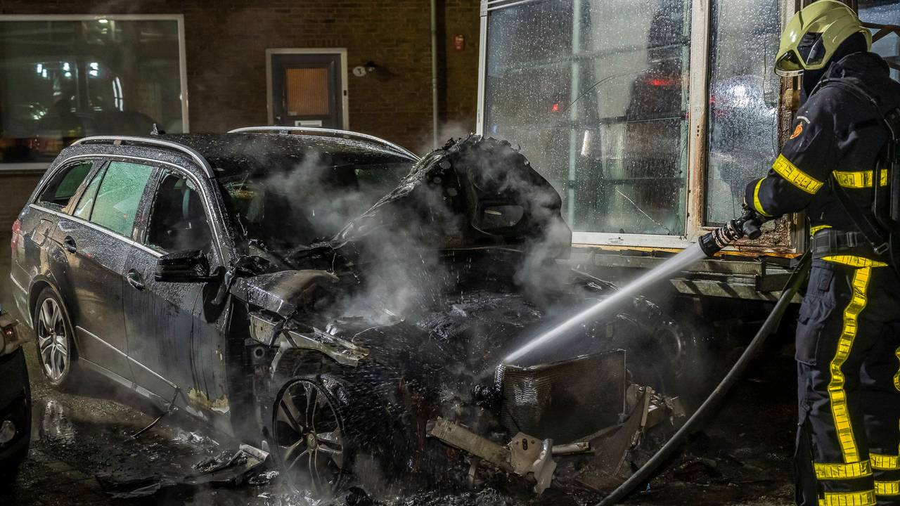 Van de taxi was weinig meer over (foto: Jack Brekelmans/ Persburo BMS).