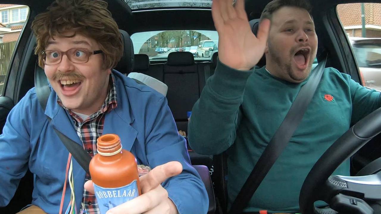 Tijdens de taxiritjes komt natuurlijk menig carnavalskraker voorbij om mee te blèren. (Foto: Thomas van Groningen)